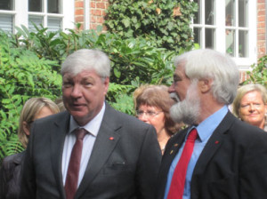 Manfred Klöpper und Michael Sommer bei der Einweihung des Antifa-Mahnmals in Dangast, August 2011